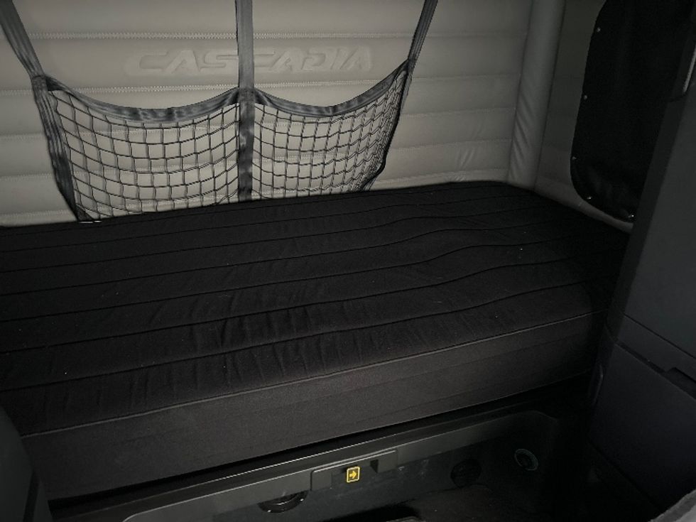 Sleeper Tractor-Heavy Duty Tractors-Freightliner-2020-T12664ST-Moncton-NB-907,892\n\t\tkm-$ 67,000 - Image 17