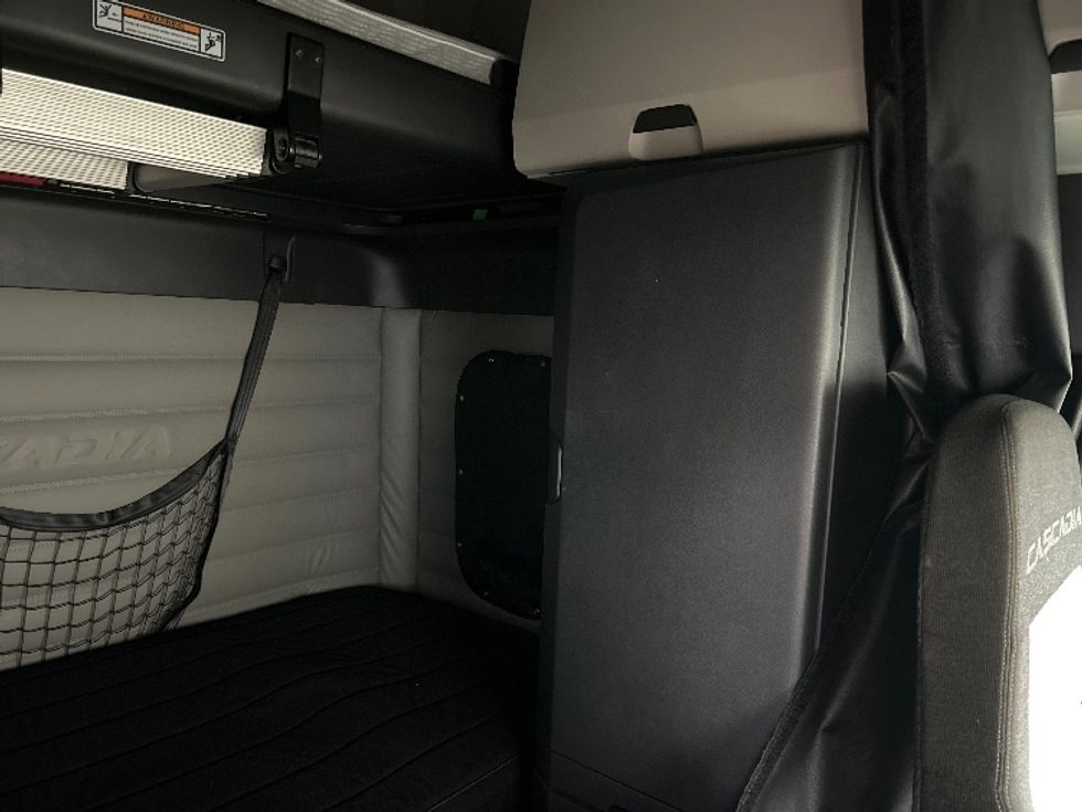 Sleeper Tractor-Heavy Duty Tractors-Freightliner-2020-T12664ST-Moncton-NB-907,892\n\t\tkm-$ 67,000 - Image 18