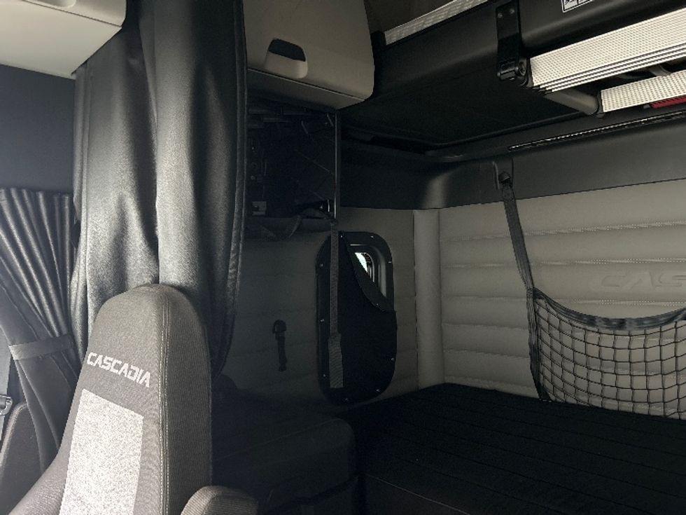 Sleeper Tractor-Heavy Duty Tractors-Freightliner-2020-T12664ST-Moncton-NB-907,892\n\t\tkm-$ 67,000 - Image 19