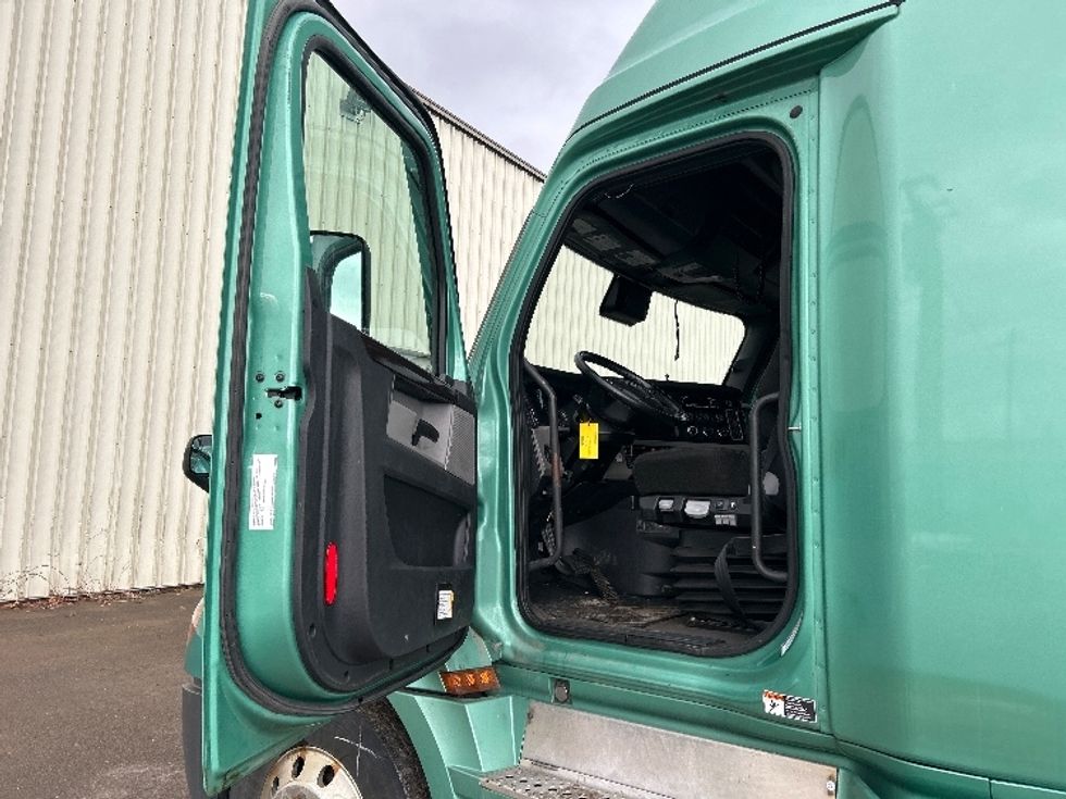 Sleeper Tractor-Heavy Duty Tractors-Freightliner-2020-T12664ST-Moncton-NB-907,892\n\t\tkm-$ 67,000 - Image 9