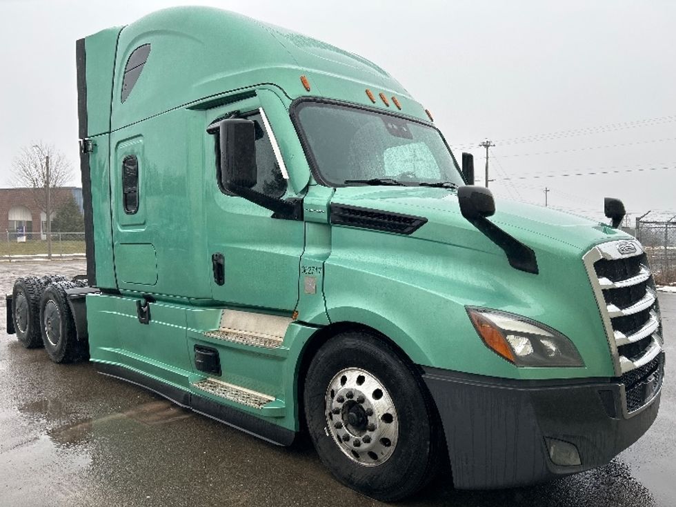 Sleeper Tractor-Heavy Duty Tractors-Freightliner-2020-T12664ST-Moncton-NB-927,847\n\t\tkm-$ 66,000 - Image 1