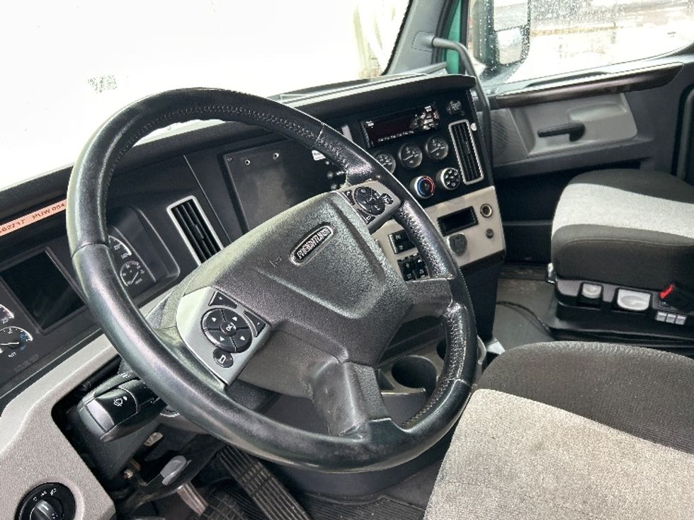 Sleeper Tractor-Heavy Duty Tractors-Freightliner-2020-T12664ST-Moncton-NB-927,847\n\t\tkm-$ 66,000 - Image 10