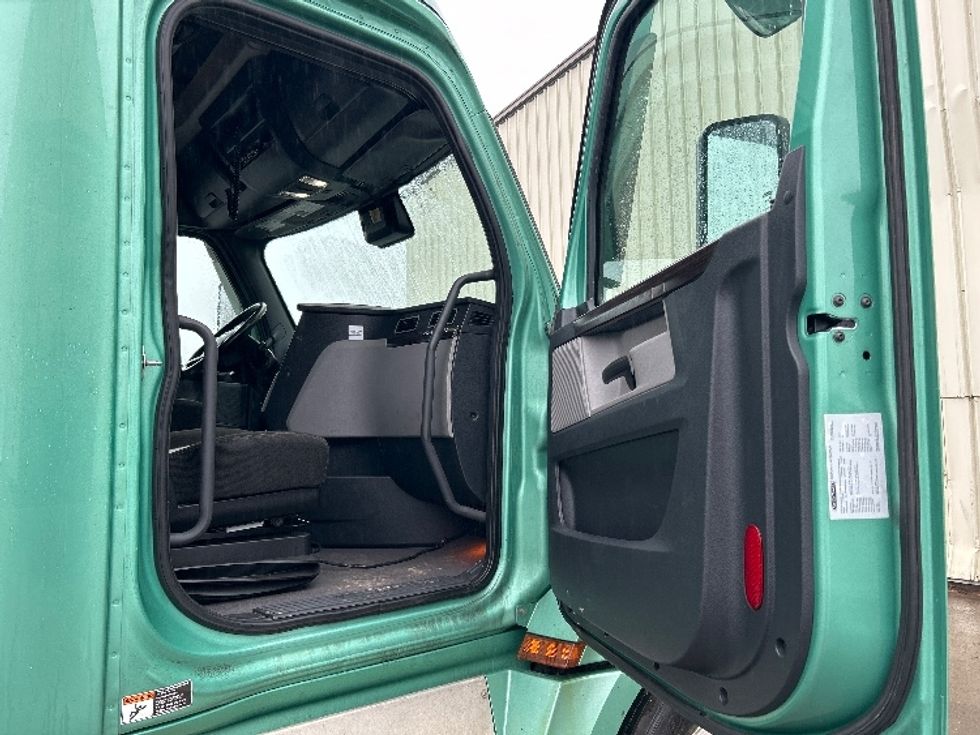 Sleeper Tractor-Heavy Duty Tractors-Freightliner-2020-T12664ST-Moncton-NB-927,847\n\t\tkm-$ 66,000 - Image 13