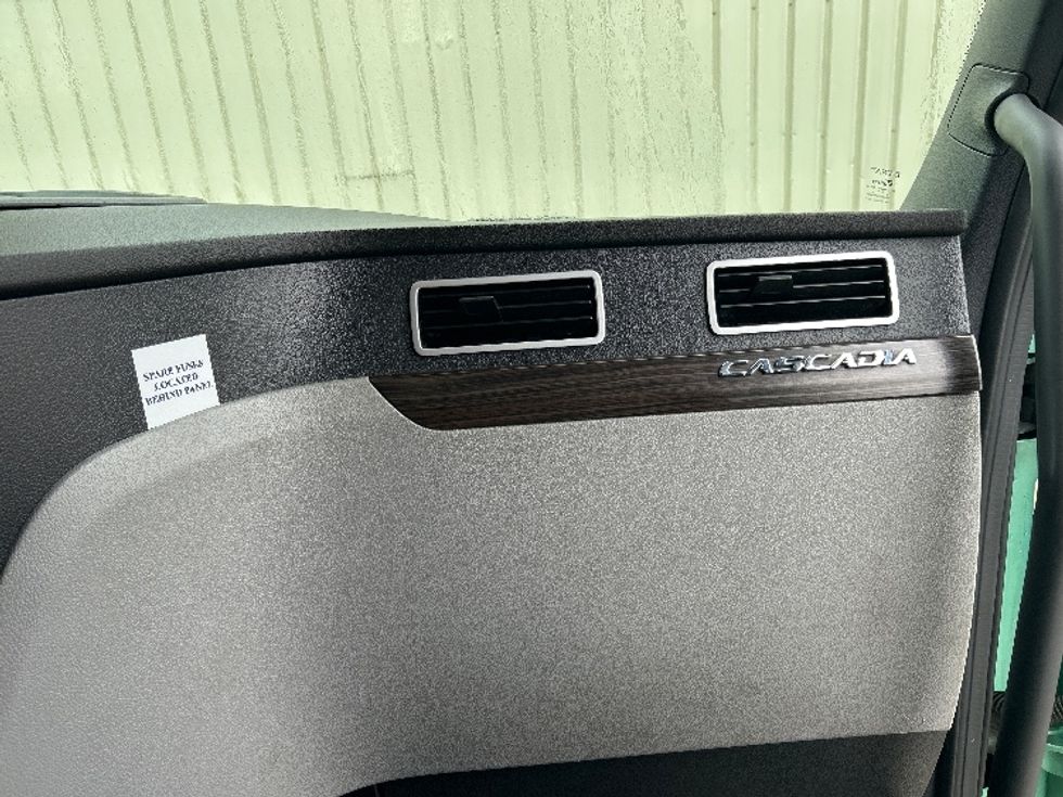 Sleeper Tractor-Heavy Duty Tractors-Freightliner-2020-T12664ST-Moncton-NB-927,847\n\t\tkm-$ 66,000 - Image 14