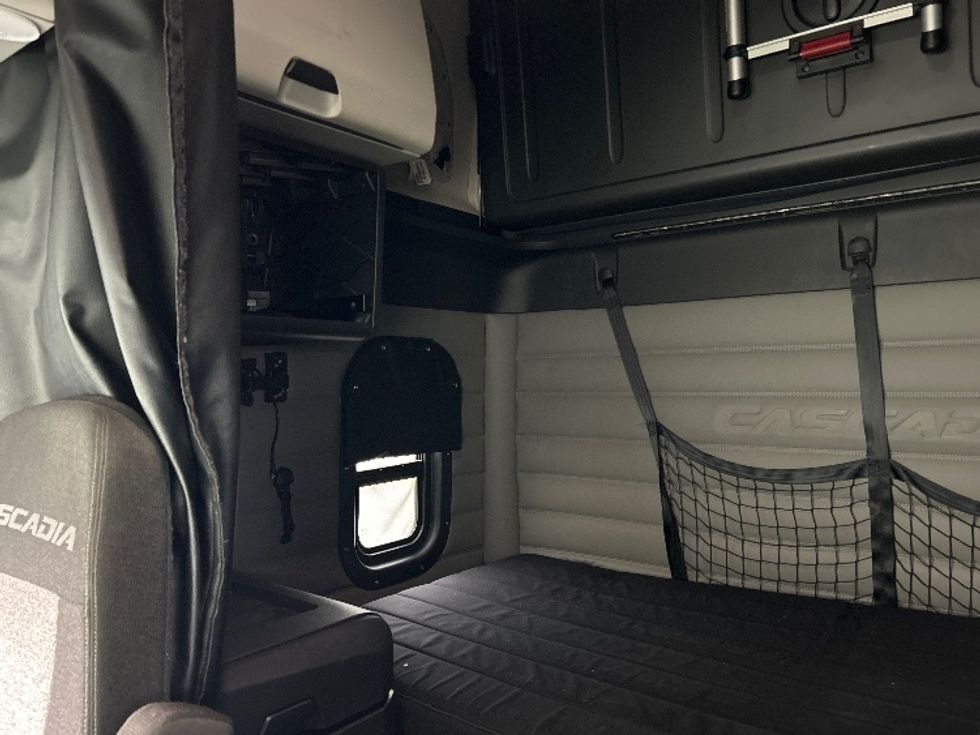 Sleeper Tractor-Heavy Duty Tractors-Freightliner-2020-T12664ST-Moncton-NB-927,847\n\t\tkm-$ 66,000 - Image 19