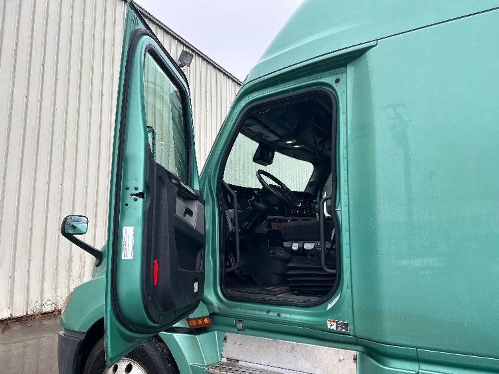 Sleeper Tractor-Heavy Duty Tractors-Freightliner-2020-T12664ST-Moncton-NB-927,847\n\t\tkm-$ 66,000 - Image 9