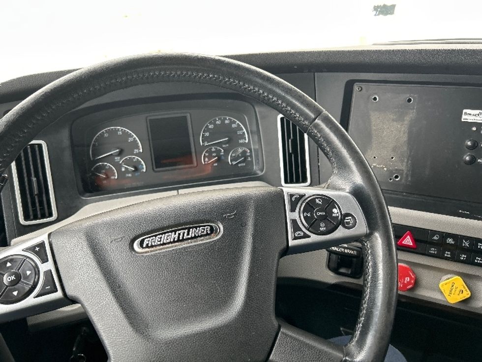 Sleeper Tractor-Heavy Duty Tractors-Freightliner-2020-T12664ST-Moncton-NB-959,597\n\t\tkm-$ 64,000 - Image 11