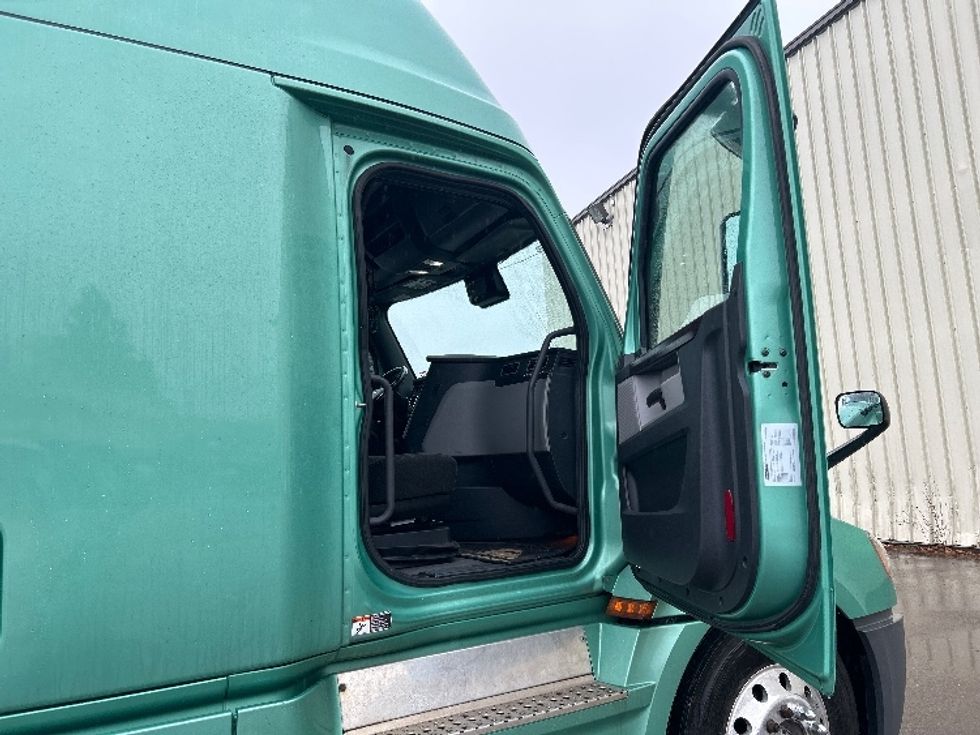 Sleeper Tractor-Heavy Duty Tractors-Freightliner-2020-T12664ST-Moncton-NB-959,597\n\t\tkm-$ 64,000 - Image 13