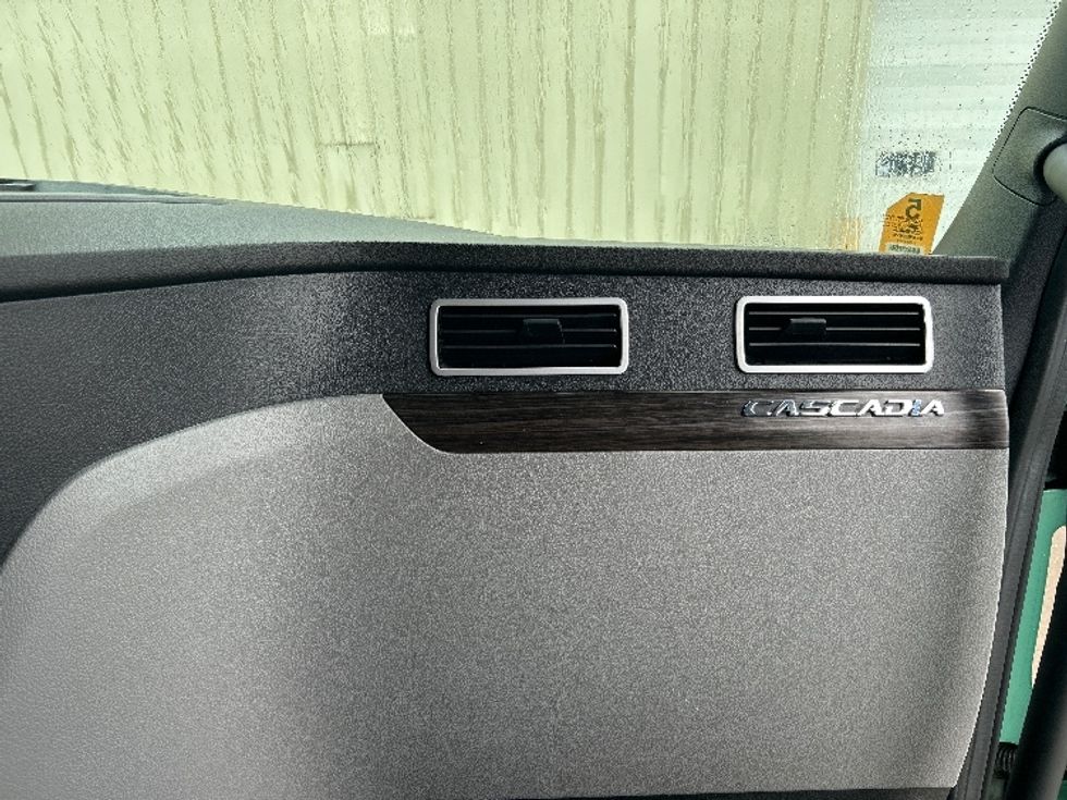 Sleeper Tractor-Heavy Duty Tractors-Freightliner-2020-T12664ST-Moncton-NB-959,597\n\t\tkm-$ 64,000 - Image 14