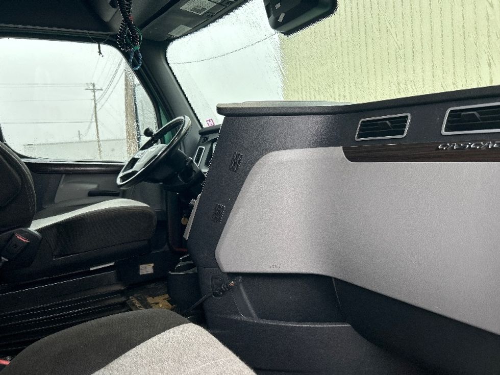 Sleeper Tractor-Heavy Duty Tractors-Freightliner-2020-T12664ST-Moncton-NB-959,597\n\t\tkm-$ 64,000 - Image 15