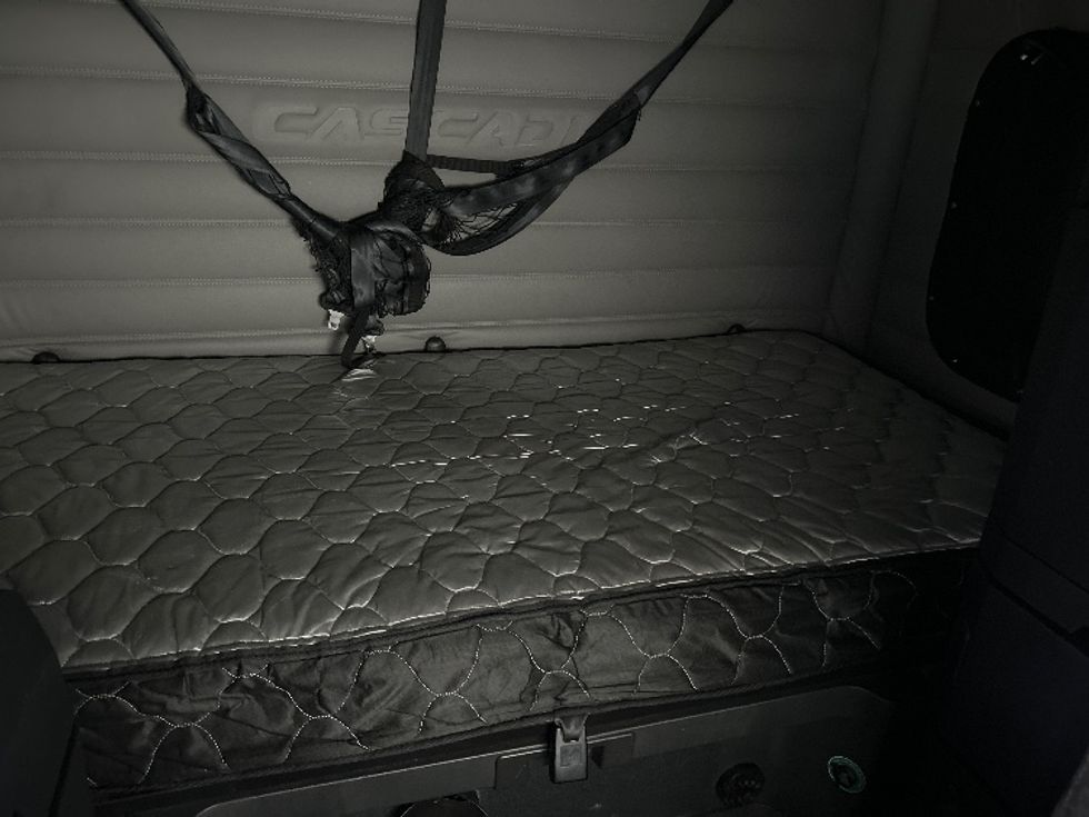 Sleeper Tractor-Heavy Duty Tractors-Freightliner-2020-T12664ST-Moncton-NB-959,597\n\t\tkm-$ 64,000 - Image 17