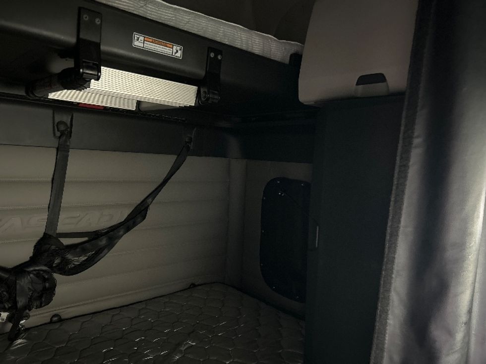 Sleeper Tractor-Heavy Duty Tractors-Freightliner-2020-T12664ST-Moncton-NB-959,597\n\t\tkm-$ 64,000 - Image 18