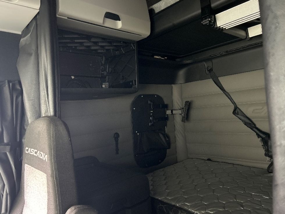 Sleeper Tractor-Heavy Duty Tractors-Freightliner-2020-T12664ST-Moncton-NB-959,597\n\t\tkm-$ 64,000 - Image 19