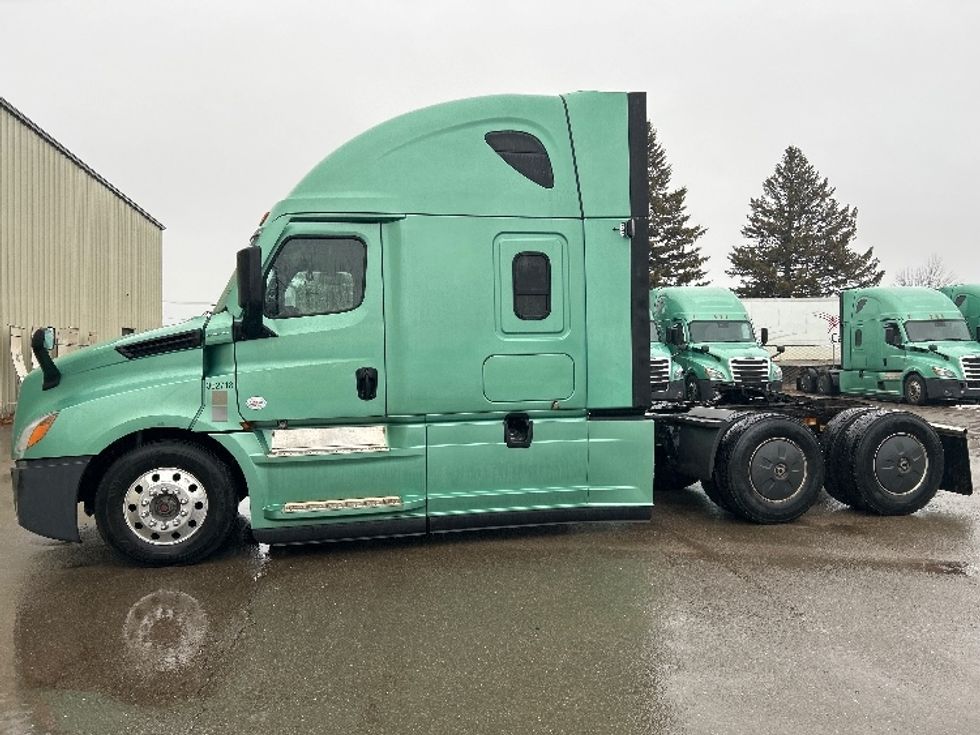 Sleeper Tractor-Heavy Duty Tractors-Freightliner-2020-T12664ST-Moncton-NB-959,597\n\t\tkm-$ 64,000 - Image 4