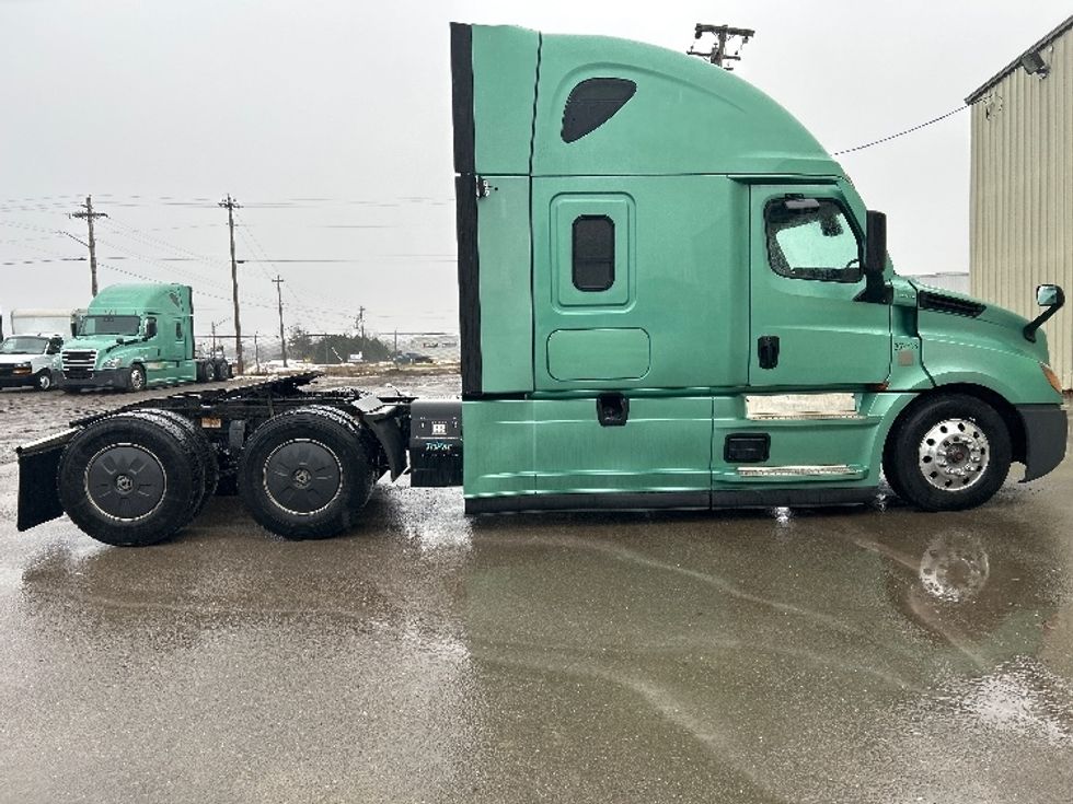 Sleeper Tractor-Heavy Duty Tractors-Freightliner-2020-T12664ST-Moncton-NB-959,597\n\t\tkm-$ 64,000 - Image 8