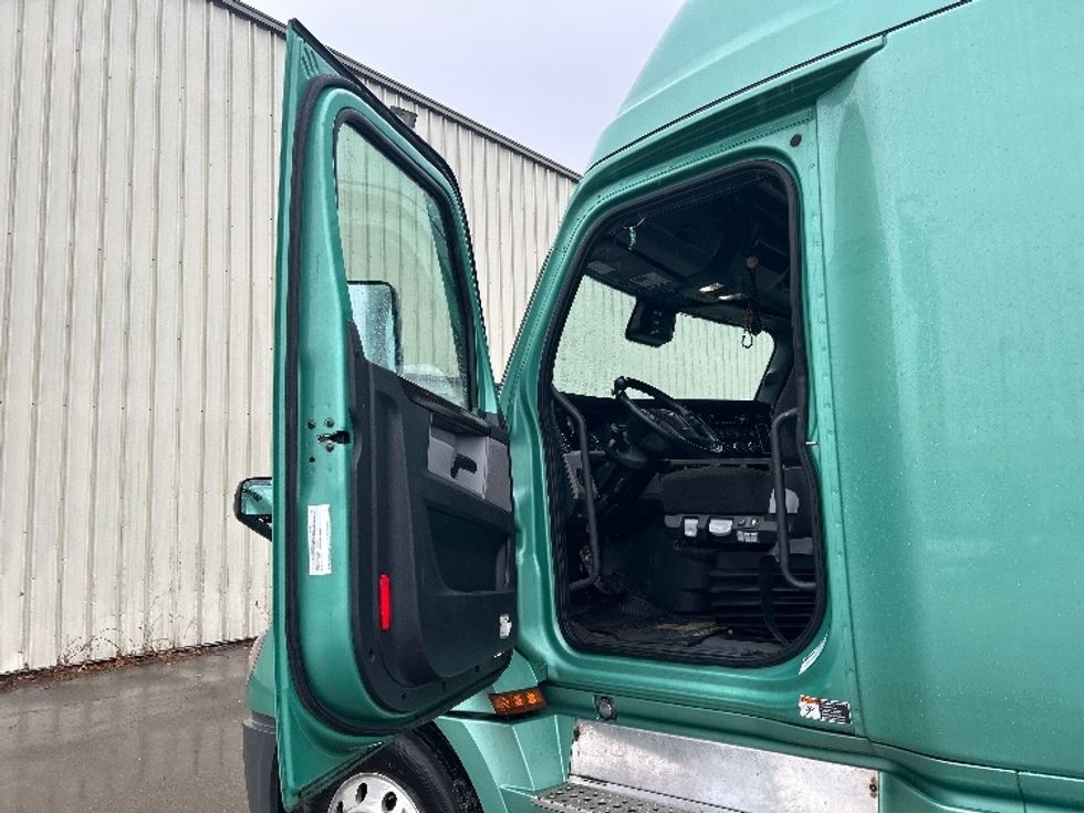 Sleeper Tractor-Heavy Duty Tractors-Freightliner-2020-T12664ST-Moncton-NB-959,597\n\t\tkm-$ 64,000 - Image 9