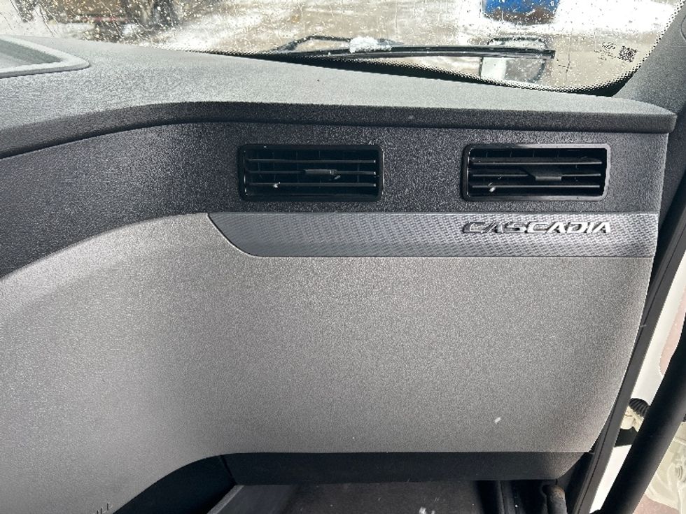 Sleeper Tractor-Heavy Duty Tractors-Freightliner-2020-T12664ST-Moncton-NB-972,428\n\t\tkm-$ 63,750 - Image 14