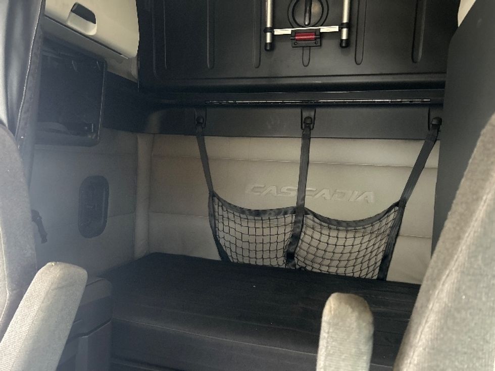 Sleeper Tractor-Heavy Duty Tractors-Freightliner-2020-T12664ST-Moncton-NB-972,428\n\t\tkm-$ 63,750 - Image 16