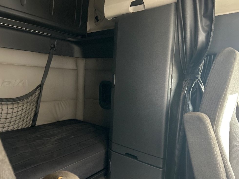 Sleeper Tractor-Heavy Duty Tractors-Freightliner-2020-T12664ST-Moncton-NB-972,428\n\t\tkm-$ 63,750 - Image 18