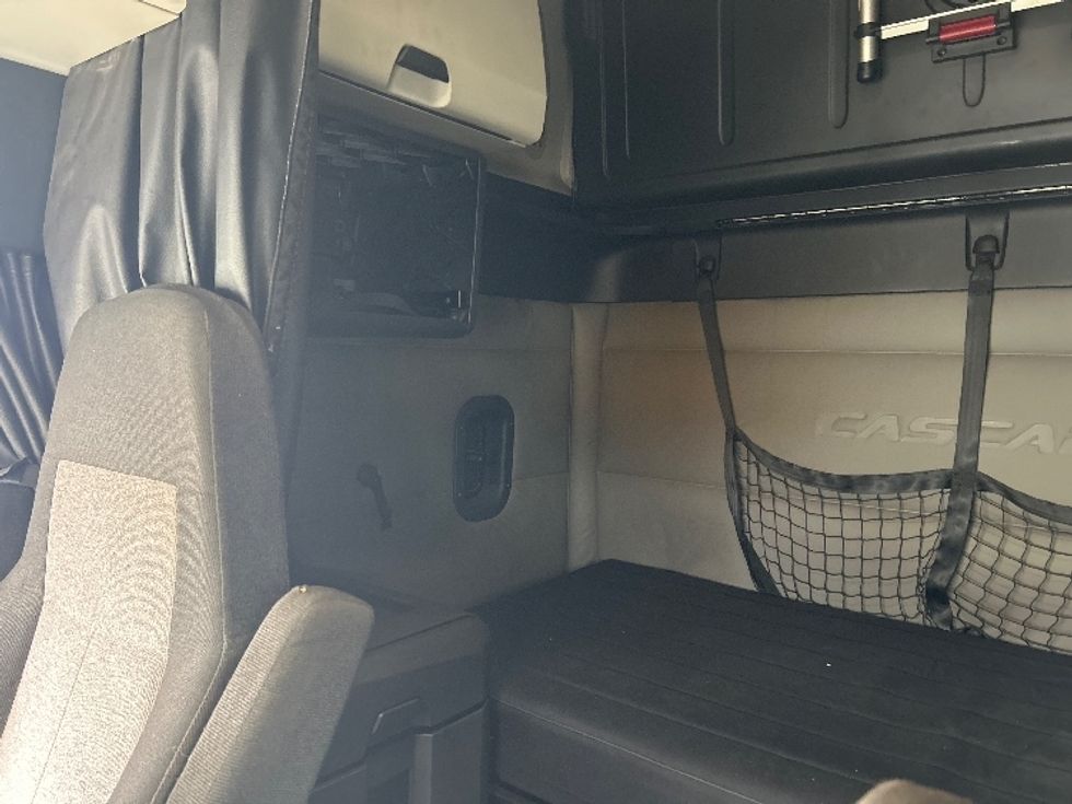 Sleeper Tractor-Heavy Duty Tractors-Freightliner-2020-T12664ST-Moncton-NB-972,428\n\t\tkm-$ 63,750 - Image 19