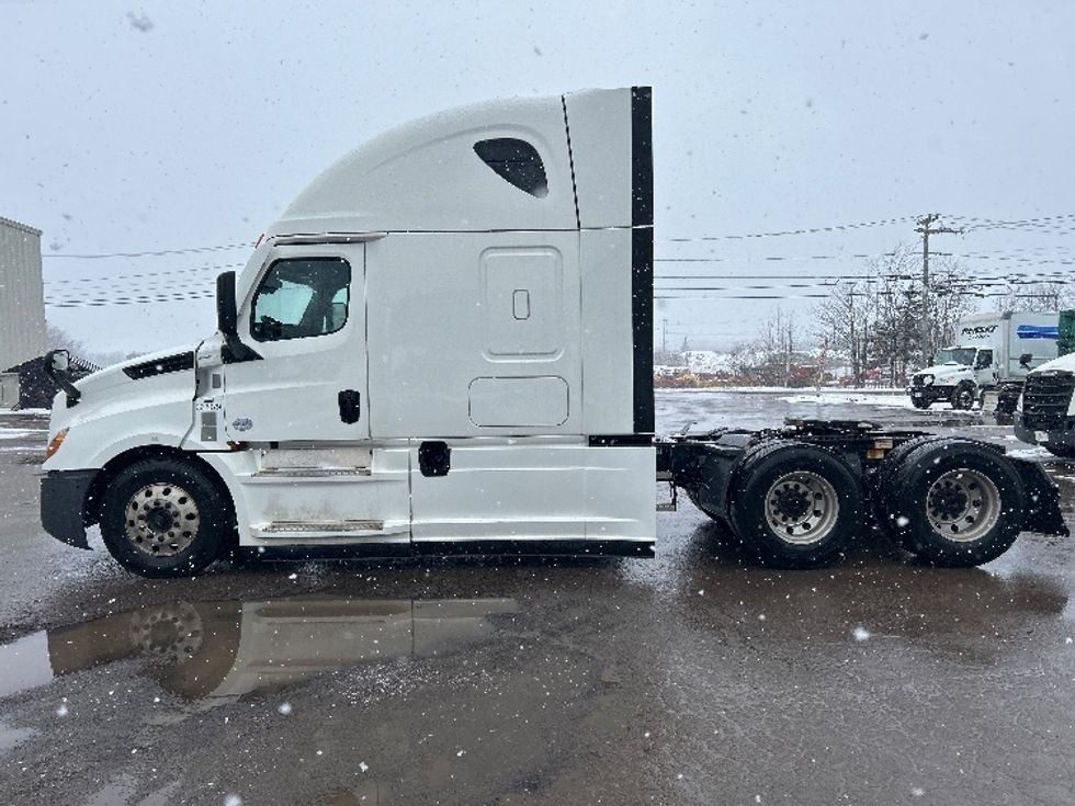 Sleeper Tractor-Heavy Duty Tractors-Freightliner-2020-T12664ST-Moncton-NB-972,428\n\t\tkm-$ 63,750 - Image 4