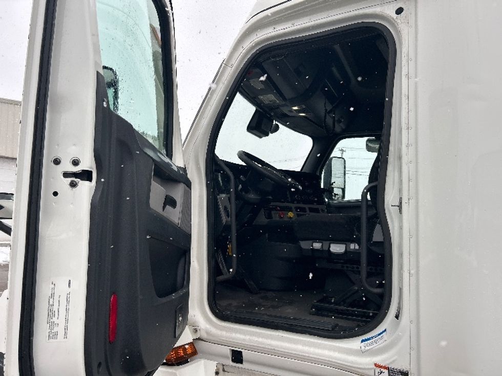 Sleeper Tractor-Heavy Duty Tractors-Freightliner-2020-T12664ST-Moncton-NB-972,428\n\t\tkm-$ 63,750 - Image 9