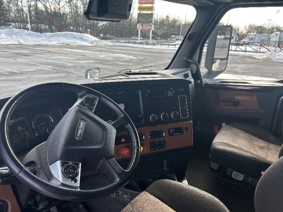 Sleeper Tractor-Heavy Duty Tractors-Freightliner-2020-T12664ST-Monmouth Junction-NJ-494,337\n\t\tmiles-$ 57,750 - Image 10