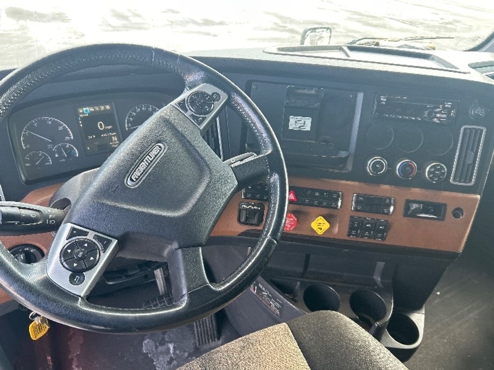 Sleeper Tractor-Heavy Duty Tractors-Freightliner-2020-T12664ST-Monmouth Junction-NJ-494,337\n\t\tmiles-$ 57,750 - Image 11