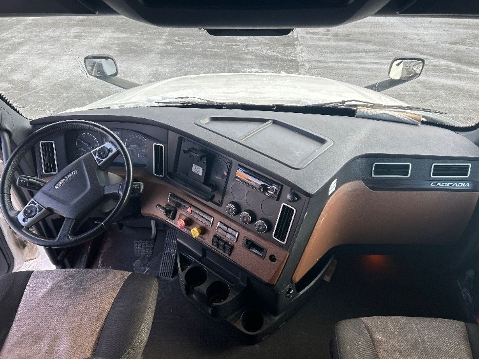 Sleeper Tractor-Heavy Duty Tractors-Freightliner-2020-T12664ST-Monmouth Junction-NJ-494,337\n\t\tmiles-$ 57,750 - Image 12