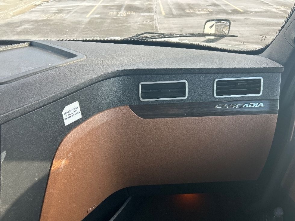 Sleeper Tractor-Heavy Duty Tractors-Freightliner-2020-T12664ST-Monmouth Junction-NJ-494,337\n\t\tmiles-$ 57,750 - Image 13