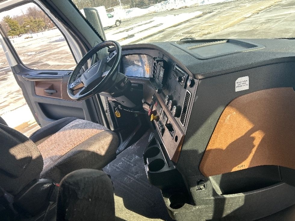 Sleeper Tractor-Heavy Duty Tractors-Freightliner-2020-T12664ST-Monmouth Junction-NJ-494,337\n\t\tmiles-$ 57,750 - Image 14