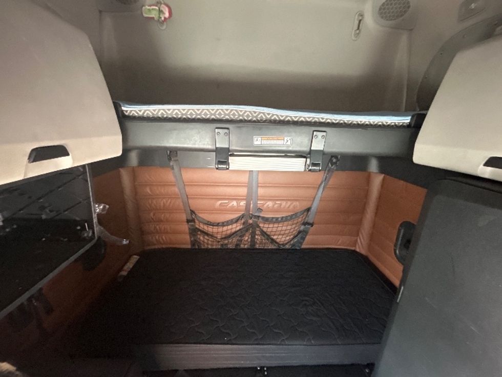 Sleeper Tractor-Heavy Duty Tractors-Freightliner-2020-T12664ST-Monmouth Junction-NJ-494,337\n\t\tmiles-$ 57,750 - Image 15