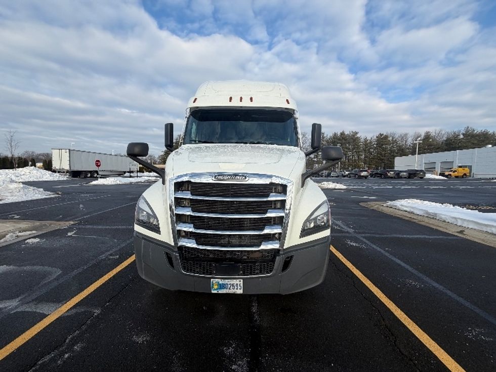 Sleeper Tractor-Heavy Duty Tractors-Freightliner-2020-T12664ST-Monmouth Junction-NJ-494,337\n\t\tmiles-$ 57,750 - Image 2