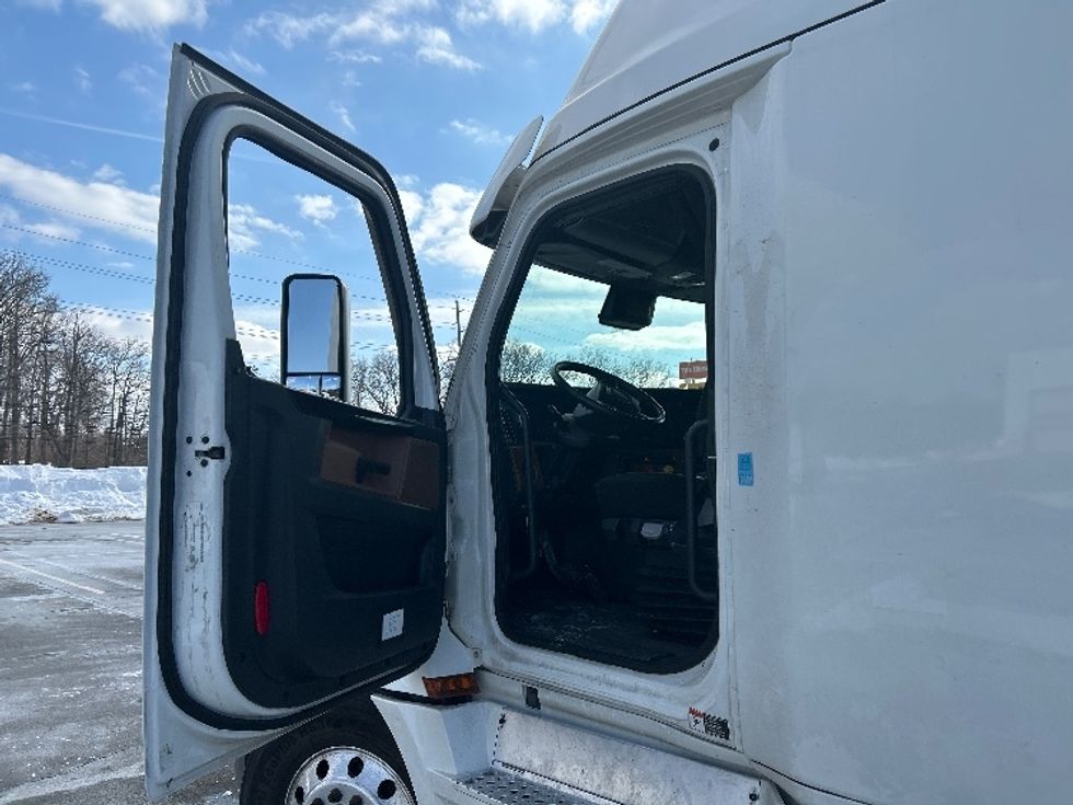 Sleeper Tractor-Heavy Duty Tractors-Freightliner-2020-T12664ST-Monmouth Junction-NJ-494,337\n\t\tmiles-$ 57,750 - Image 9