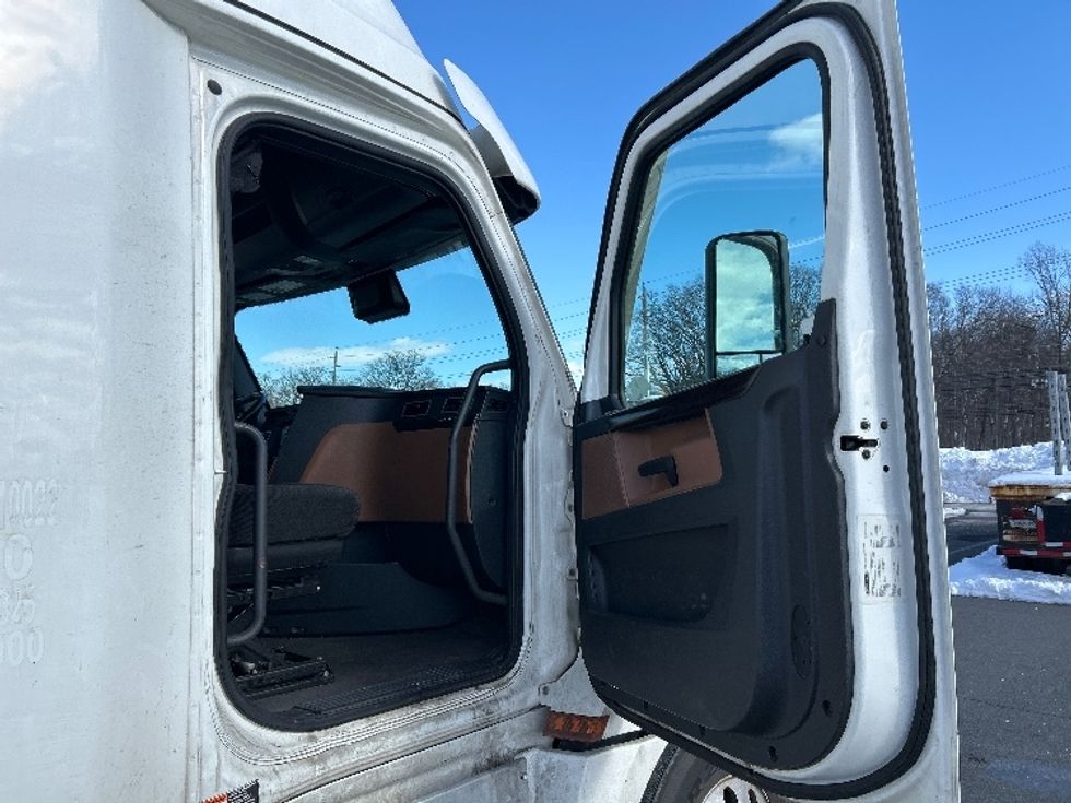 Sleeper Tractor-Heavy Duty Tractors-Freightliner-2020-T12664ST-Monmouth Junction-NJ-504,512\n\t\tmiles-$ 62,750 - Image 13