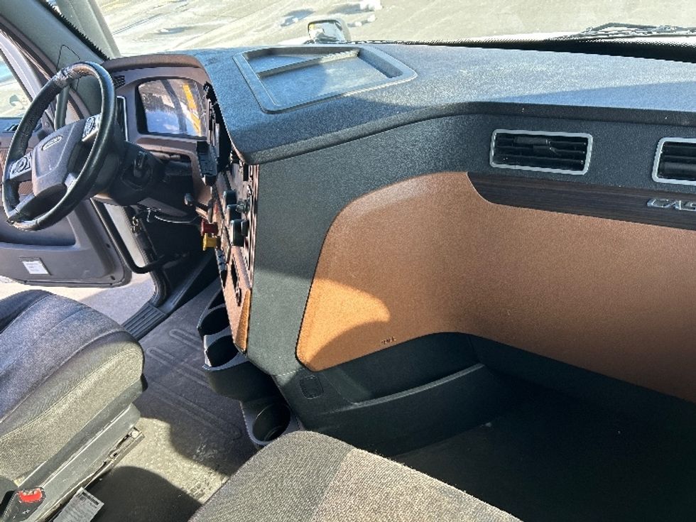 Sleeper Tractor-Heavy Duty Tractors-Freightliner-2020-T12664ST-Monmouth Junction-NJ-504,512\n\t\tmiles-$ 62,750 - Image 15