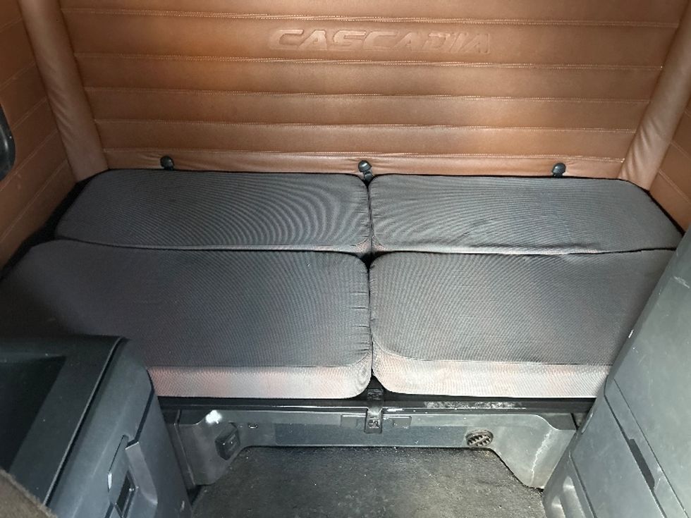 Sleeper Tractor-Heavy Duty Tractors-Freightliner-2020-T12664ST-Monmouth Junction-NJ-504,512\n\t\tmiles-$ 62,750 - Image 17