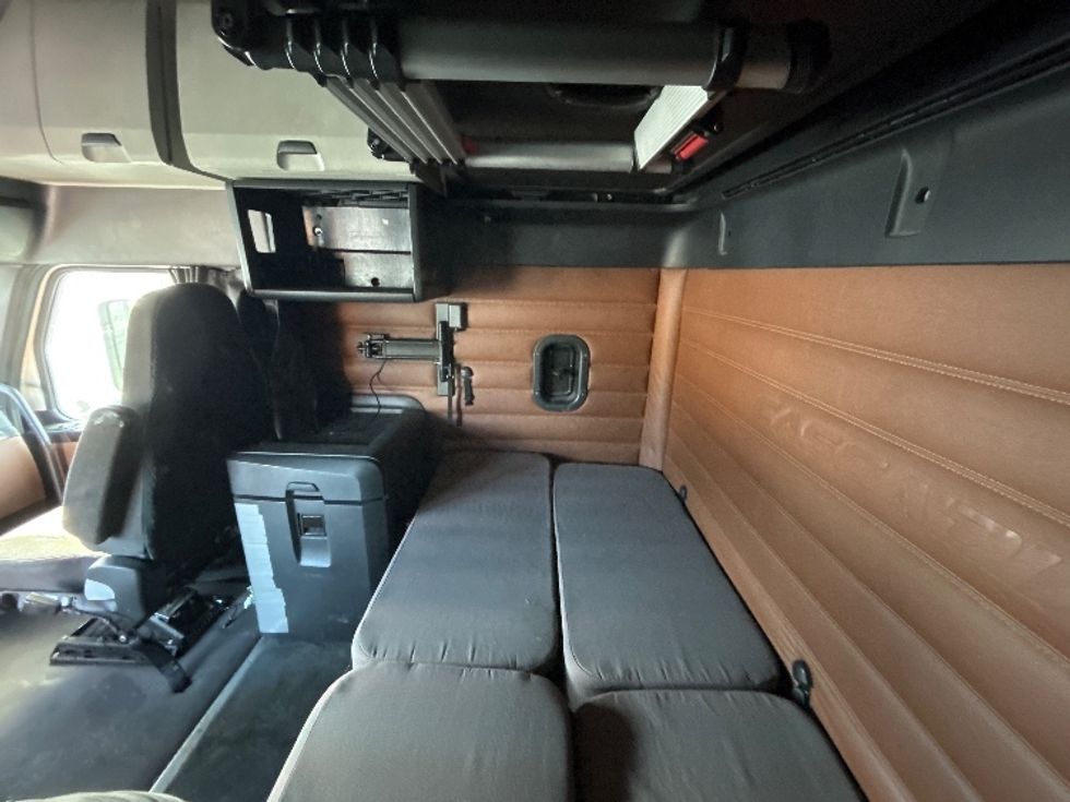 Sleeper Tractor-Heavy Duty Tractors-Freightliner-2020-T12664ST-Monmouth Junction-NJ-504,512\n\t\tmiles-$ 62,750 - Image 18