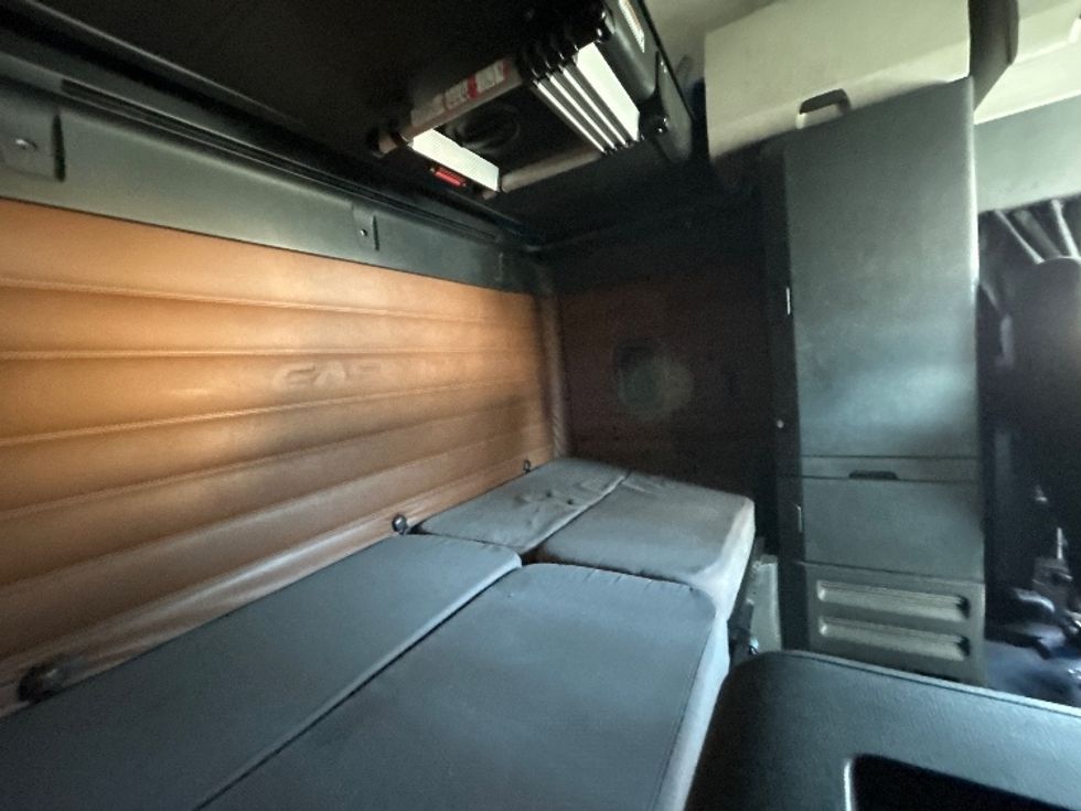 Sleeper Tractor-Heavy Duty Tractors-Freightliner-2020-T12664ST-Monmouth Junction-NJ-504,512\n\t\tmiles-$ 62,750 - Image 19