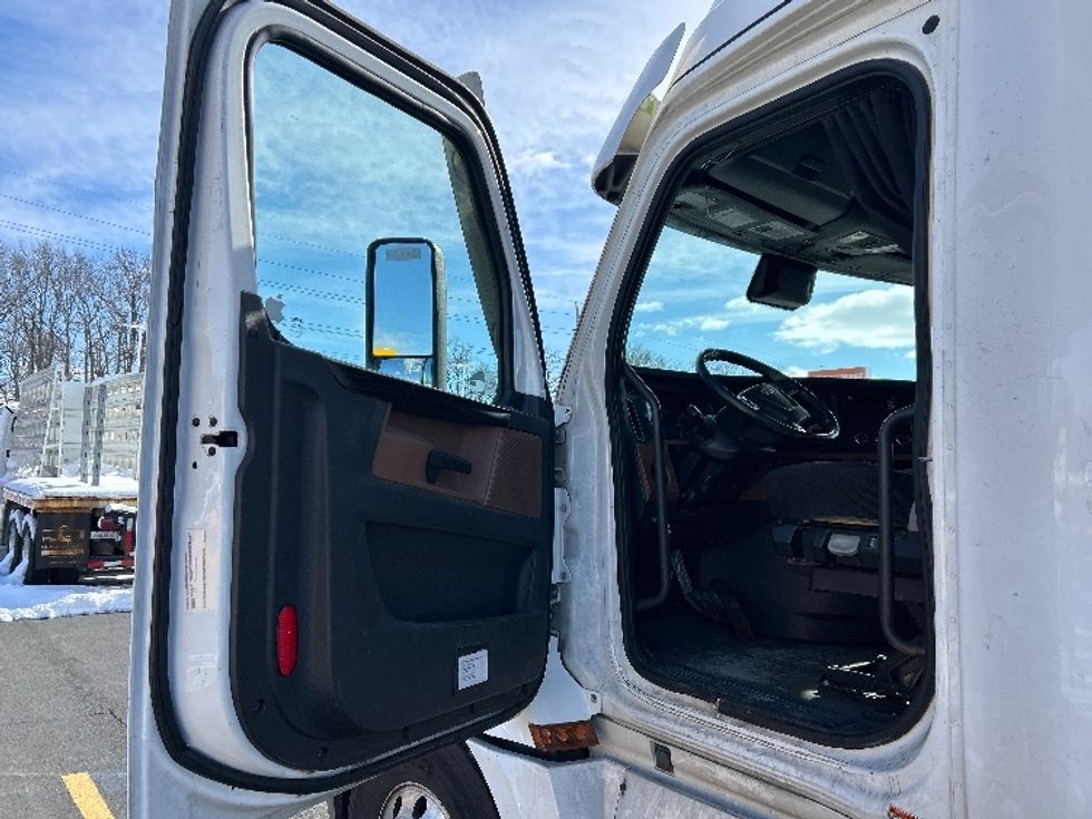 Sleeper Tractor-Heavy Duty Tractors-Freightliner-2020-T12664ST-Monmouth Junction-NJ-504,512\n\t\tmiles-$ 62,750 - Image 9