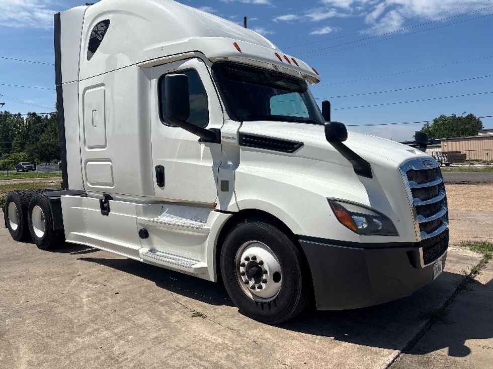 Sleeper Tractor-Heavy Duty Tractors-Freightliner-2020-T12664ST-Monroe-LA-321,640\n\t\tmiles-$ 70,750 - Image 1