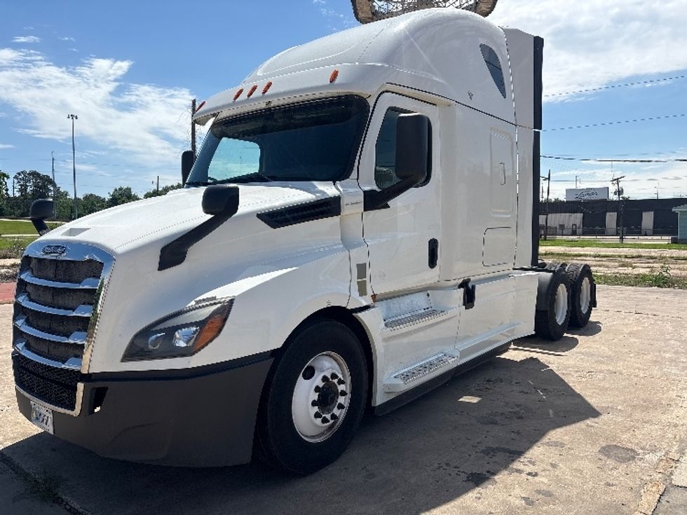 Sleeper Tractor-Heavy Duty Tractors-Freightliner-2020-T12664ST-Monroe-LA-321,640\n\t\tmiles-$ 70,750 - Image 2