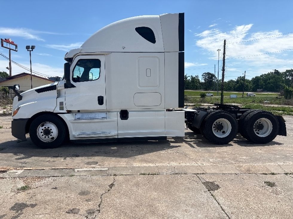 Sleeper Tractor-Heavy Duty Tractors-Freightliner-2020-T12664ST-Monroe-LA-321,640\n\t\tmiles-$ 70,750 - Image 3