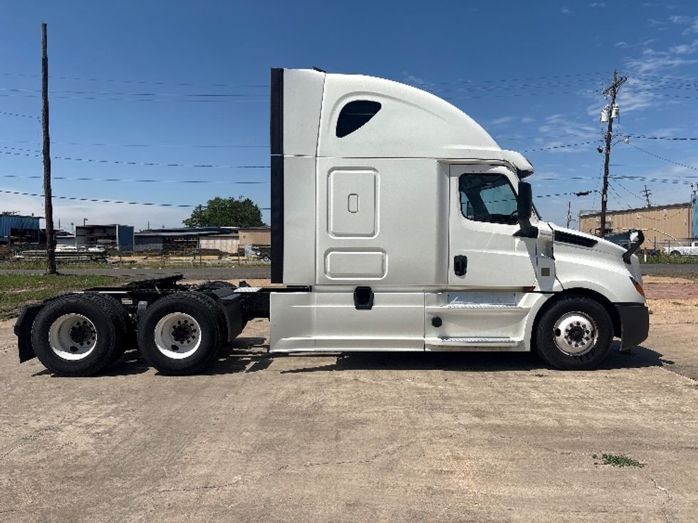 Sleeper Tractor-Heavy Duty Tractors-Freightliner-2020-T12664ST-Monroe-LA-321,640\n\t\tmiles-$ 70,750 - Image 6