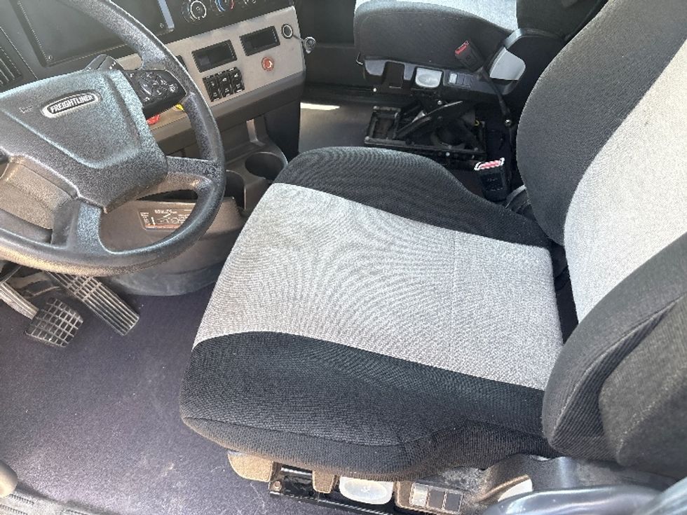 Sleeper Tractor-Heavy Duty Tractors-Freightliner-2020-T12664ST-Monroe-LA-321,640\n\t\tmiles-$ 70,750 - Image 7