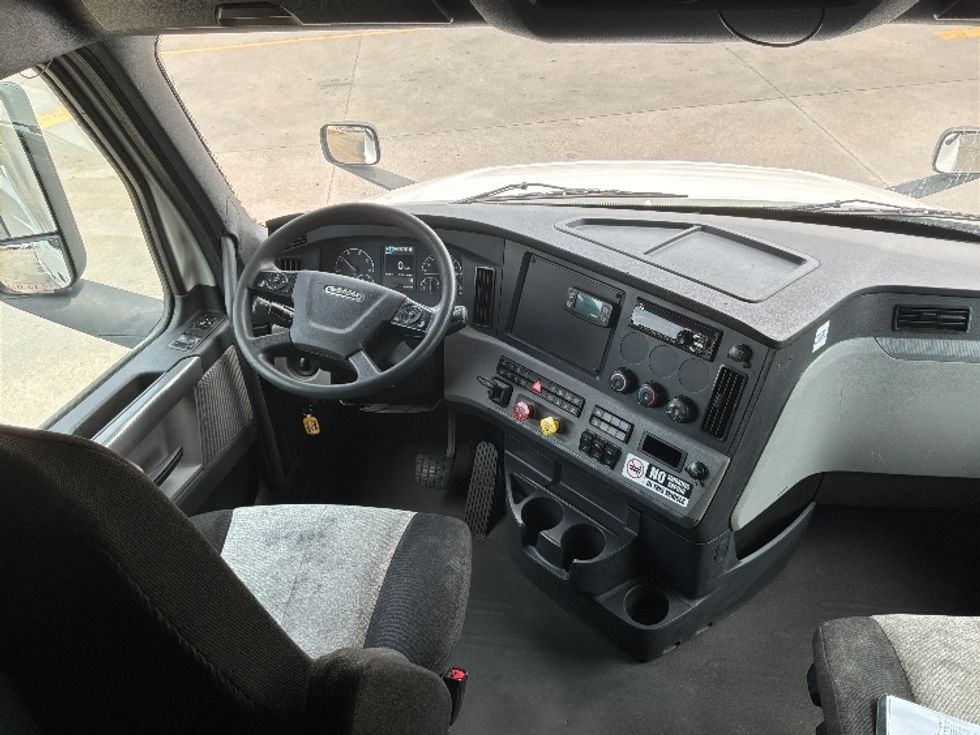 Sleeper Tractor-Heavy Duty Tractors-Freightliner-2020-T12664ST-Montgomery-AL-353,054\n\t\tmiles-$ 77,750 - Image 12