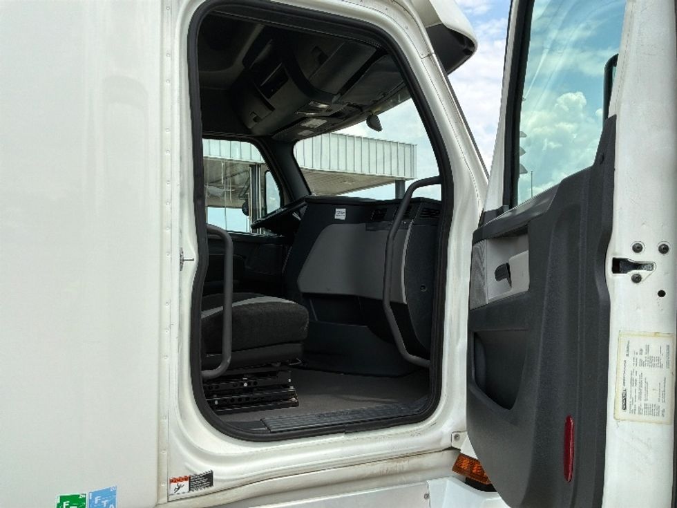 Sleeper Tractor-Heavy Duty Tractors-Freightliner-2020-T12664ST-Montgomery-AL-353,054\n\t\tmiles-$ 77,750 - Image 13
