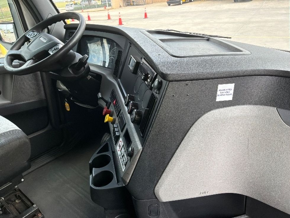 Sleeper Tractor-Heavy Duty Tractors-Freightliner-2020-T12664ST-Montgomery-AL-353,054\n\t\tmiles-$ 77,750 - Image 15