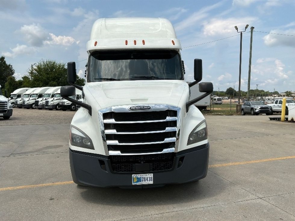 Sleeper Tractor-Heavy Duty Tractors-Freightliner-2020-T12664ST-Montgomery-AL-353,054\n\t\tmiles-$ 77,750 - Image 2