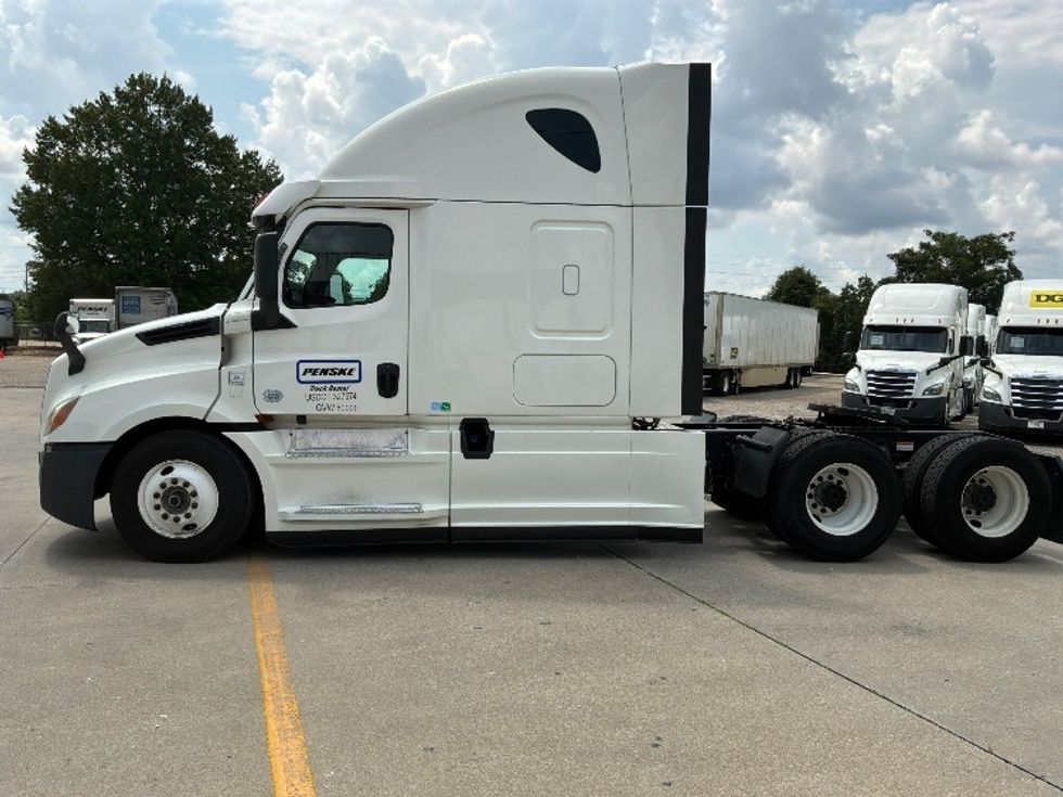 Sleeper Tractor-Heavy Duty Tractors-Freightliner-2020-T12664ST-Montgomery-AL-353,054\n\t\tmiles-$ 77,750 - Image 4